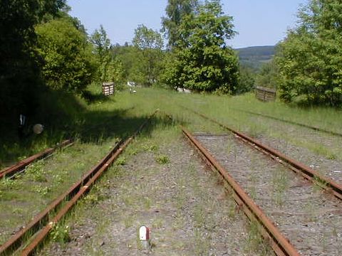 Bahnbergang hinter dem Bahnhof