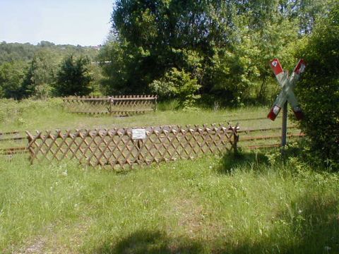 Bahnbergang hinter dem Bahnhof
