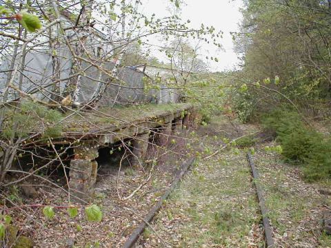 Verladeeinrichtungen hinter dem Bahnbergang