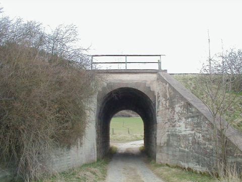 Brcke ber einen Feldweg