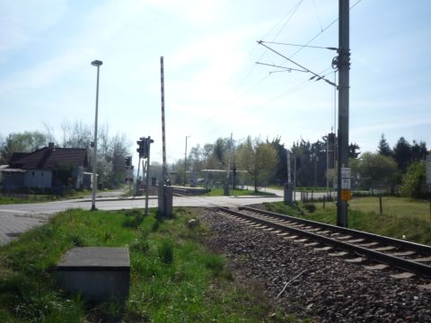 Bahnbergang ber die Strae nach Niederbhl