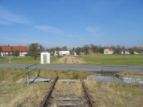 Bahnbergang ber die Strae nach Briach