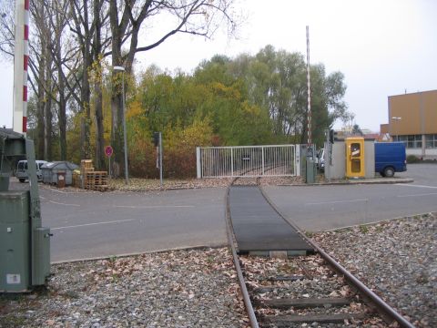 Durchfahrt durch die Zahnradfabrik Friedrichshafen mit Bahnbergang