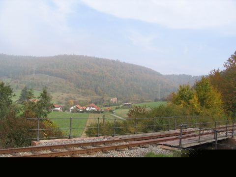 Brcke ber einen Feldweg