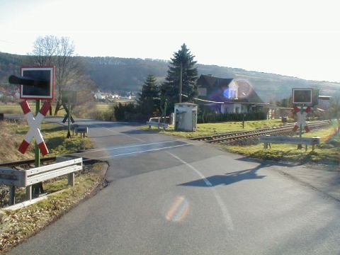 Bahnbergang ber die Strae nach Lengers