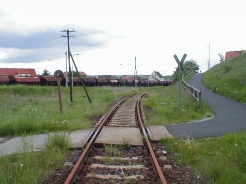 Bahnbergang in der Einfahrt