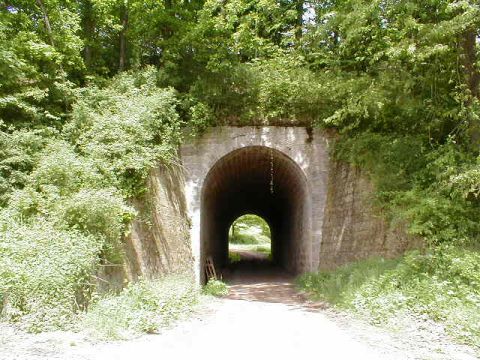 Brcke ber einen Feldweg