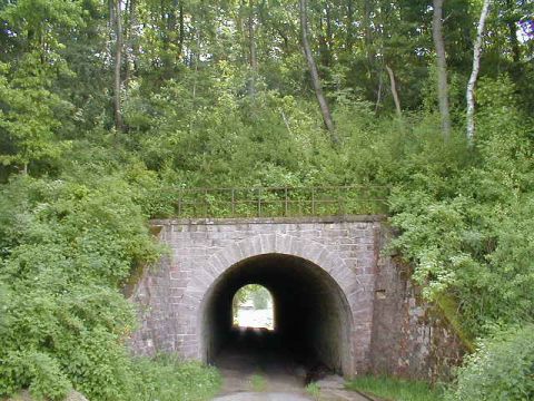 Brcke ber einen Feldweg