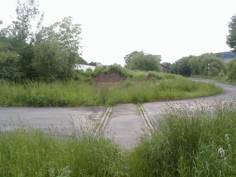 Bahnbergang vor dem Bahnhof Spangenberg