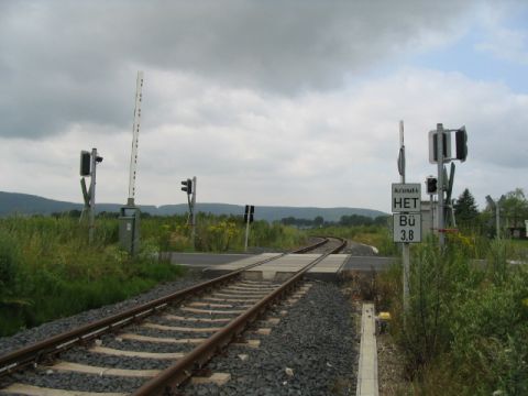 Bahnbergang ber die Strae nach Hmbach