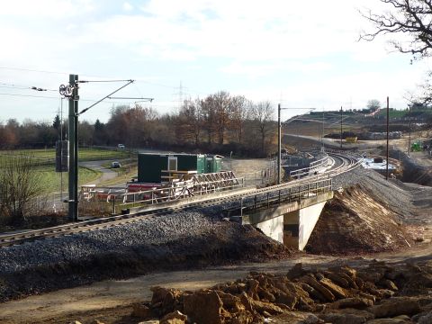 Brcke ber einen Feldweg