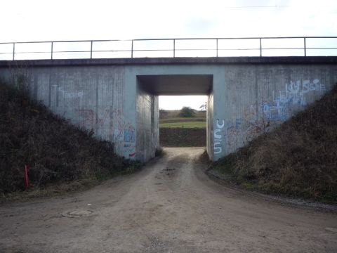 Brcke ber einen Feldweg