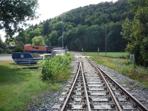 Brcke und Bahnbergang am Ende des Bahnhofs Bad Imnau