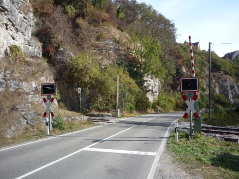 Bahnbergang hinter dem Tunnel