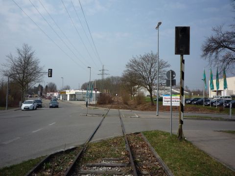 Bahnbergnge im Industriegebiet