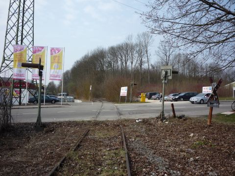 Bahnbergnge im Industriegebiet