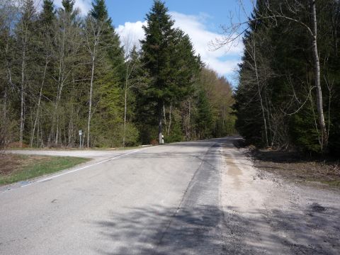 Bahn�bergang �ber die Stra�e nach Sachsenried